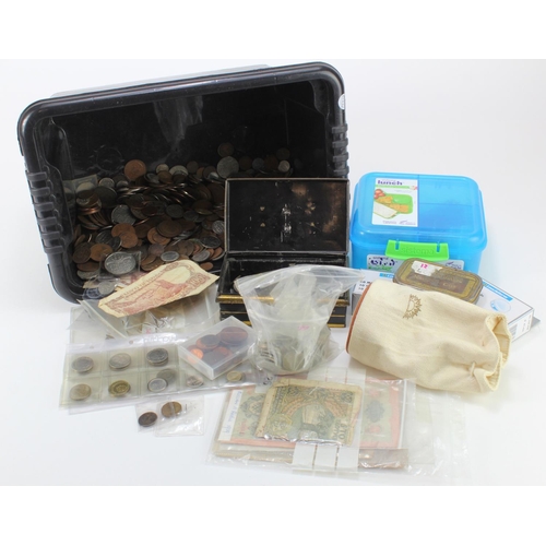 1725 - GB & World Coins etc, large assortment in a tub; some accessories and a few Russian banknotes also. ... 