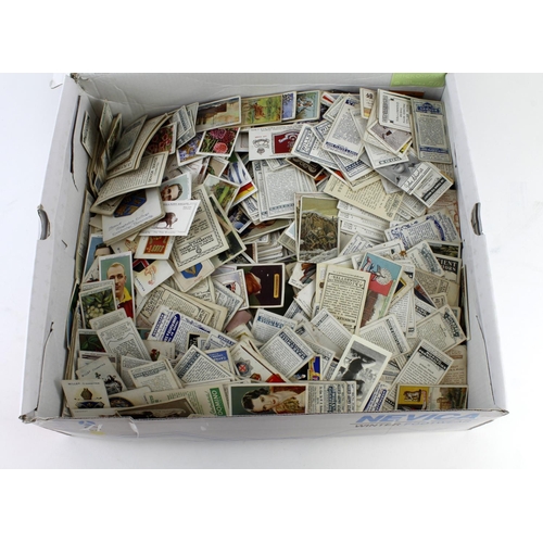 637 - White Nevica box with a large amount of loose Cigarette Cards. (Qty)