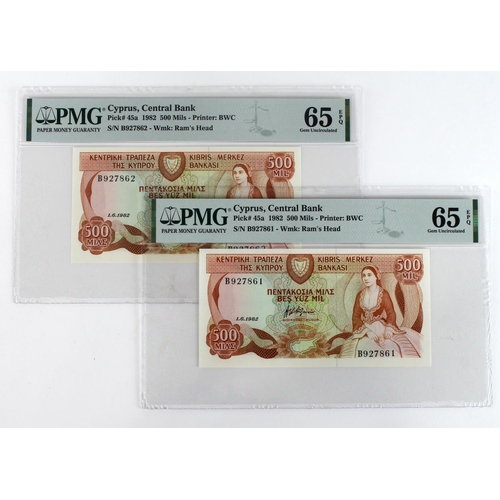 520 - Cyprus 500 Mils (2) dated 1st June 1982, a consecutively numbered pair, serial B927861 and B927862 (... 