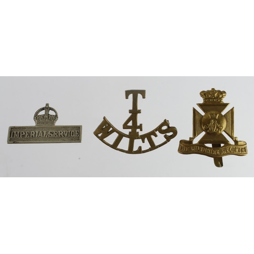 2263 - Badges WW1 T-4 WILTS brass territorial shoulder title with Wiltshire Regiment hat badge and Imperial... 