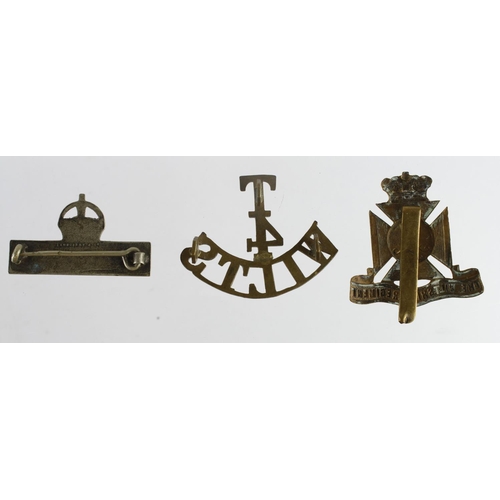 2263 - Badges WW1 T-4 WILTS brass territorial shoulder title with Wiltshire Regiment hat badge and Imperial... 