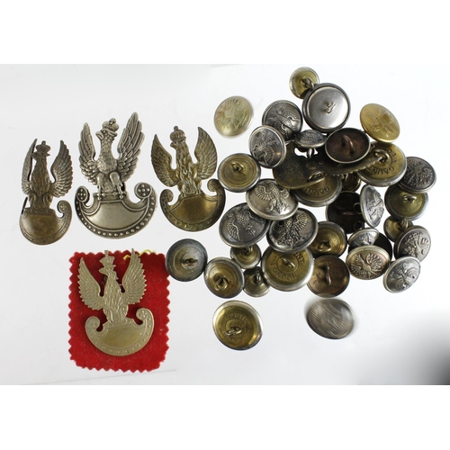 2540 - Poland - collection of various Cap Badges x5, and a quantity of various sized buttons by Polish and ... 