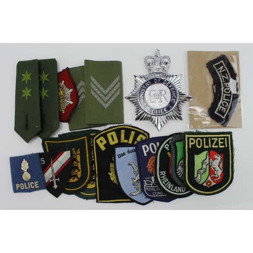 2559 - Police insignia various countries. (qty)