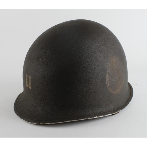 2633 - Semi Relic WW2 US Fixed Bale Helmet with insignia of the 101st Airborne Division Artillery (DIVARTY)... 