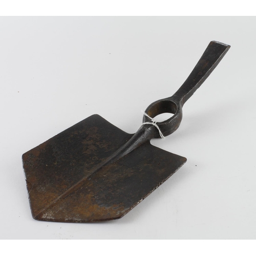 2691 - WW1 1917 dated entrenching tool.