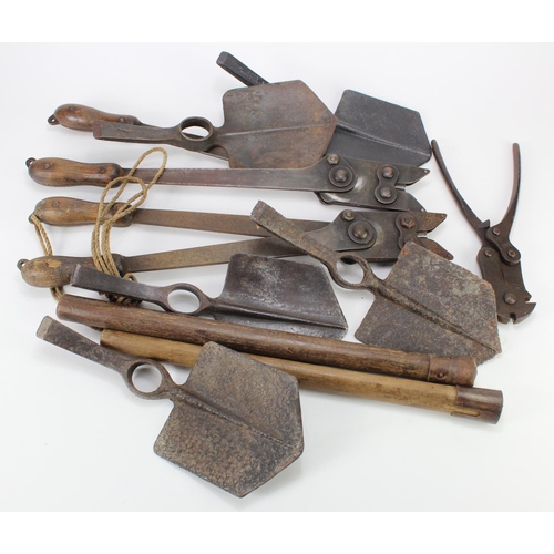 2746 - WW1 wire cutters with arrow stamps x3, plus 5x entrenching tools, two with wooden shafts. (qty) Buye... 