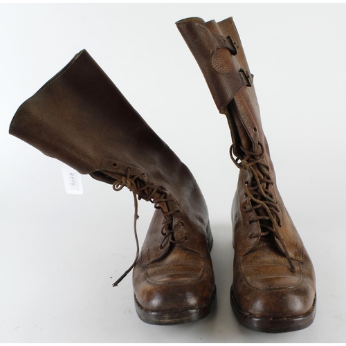 2751 - WW2 1942 dated brown leather officers field boots size 8 in good condition.