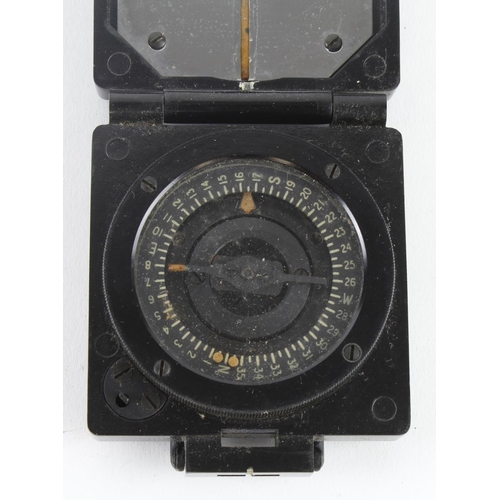 2754 - WW2 bakelite compass magnetic marching mark 1.