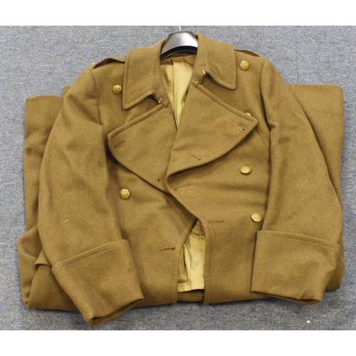 2782 - WW2 officers coat with Lieut pips named to F N Webbser dated 10-8-1943.