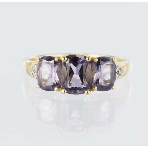 112 - 9ct yellow gold ring set with three rectangular iolites, centre stone measuring approx. 8mm x 6mm, a... 