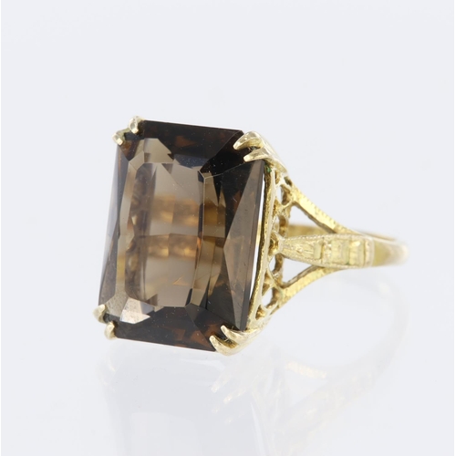 121 - 9ct yellow gold dress ring set with a rectangular smoky quartz measuring approx. 15mm x 12mm, finger... 