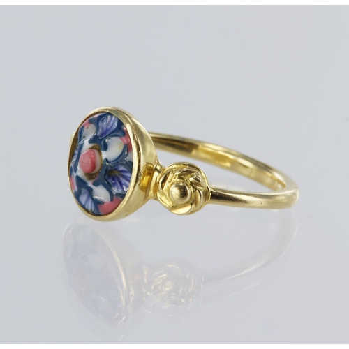 124 - Yellow metal ring set with a round ceramic blue/pink stone measuring approx. 10mm diameter, finger s... 