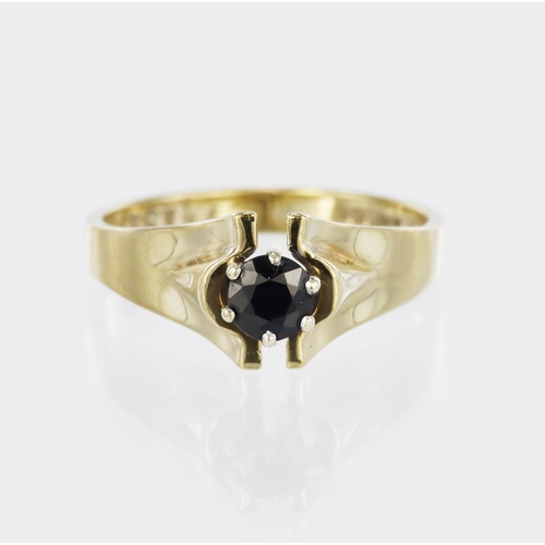 16 - 9ct yellow gold ring set with a single round sapphire measuring approx. 4mm diameter, set in a six c... 
