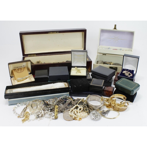 160 - Stacker box of mixed jewellery. Includes 9ct gold examples. Needs carefull viewing