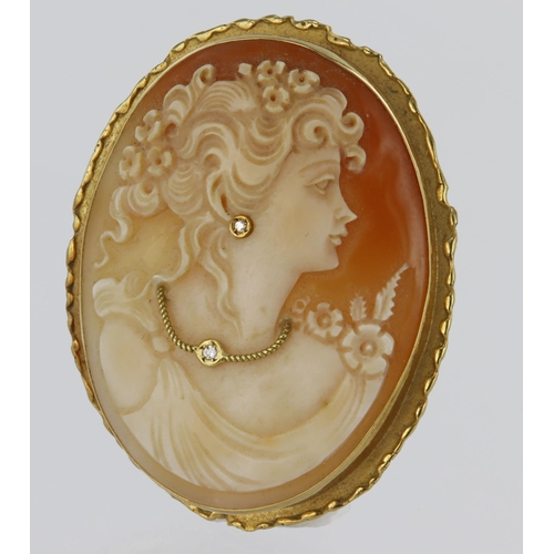 210 - 18ct yellow gold brooch set with a shell cameo depicting a lady in profile with a necklace and earri... 