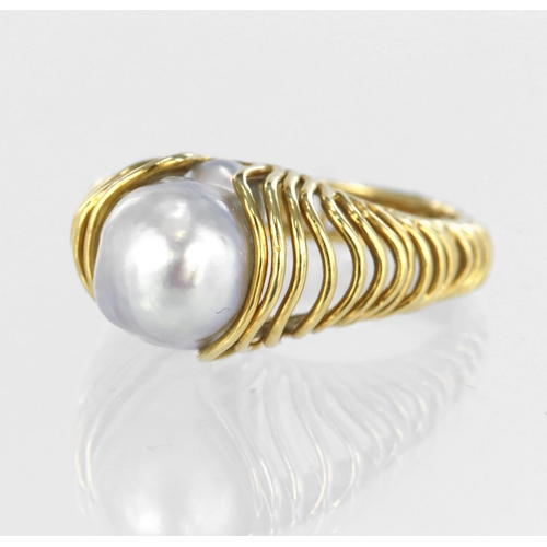 27 - Tests as 18ct yellow gold wirework dress ring set with a single baroque pearl measuring approx. 10mm... 