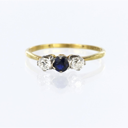 37 - 18ct yellow gold and platinum three stone ring set with a central round sapphire measuring approx. 3... 