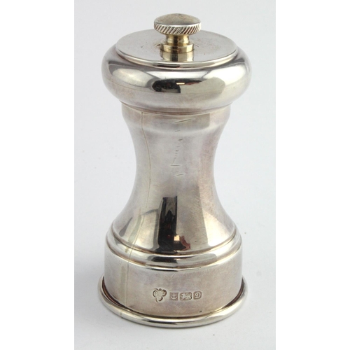 555 - Silver pepper grinder, hallmarked Birm. 1978. Total weight 5oz approx.