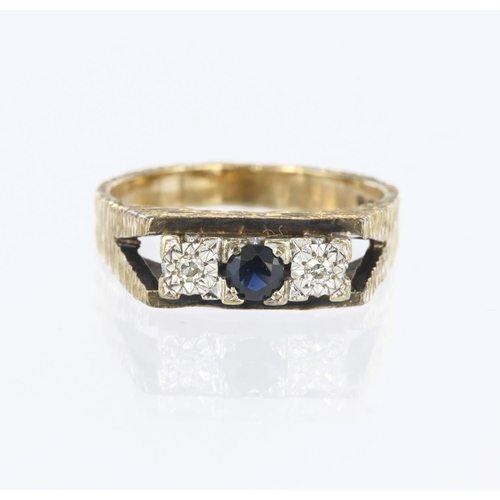 68 - 9ct yellow gold textured ring set with central round sapphire measuring approx. 4mm diameter and two... 