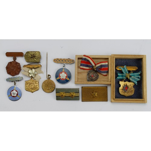 2456 - Japan a selection of lesser WW2 badges and medalets, 2x in balsa wood boxes.