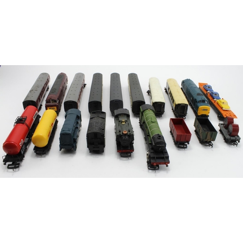 163 - OO gauge. A collection of eighteen unboxed various OO gauge railway locomotives, coaches, wagons, et... 