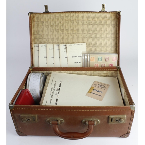 1016 - Small brown travel case of British Commonwealth, incl 2x albums, 1x modern Australia, other NZ, both... 