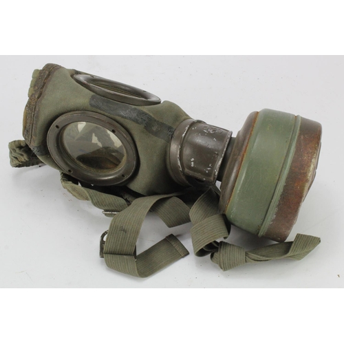 1702 - German nazi army issue gas mask.