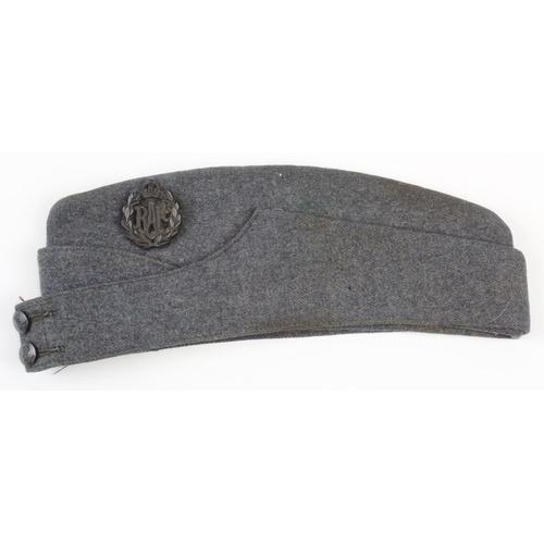 2190 - RAF WW2 airman's side hat with Kings crown plastic hat badge and buttons.