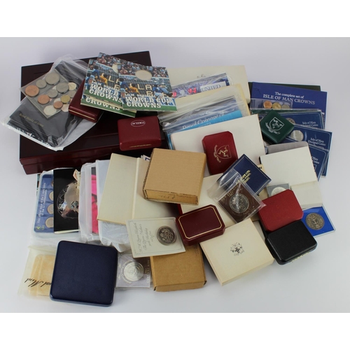 636 - GB & World proof sets, unc sets, crowns and commemoratives, 1960s-2000s including silver. Noted Isle... 