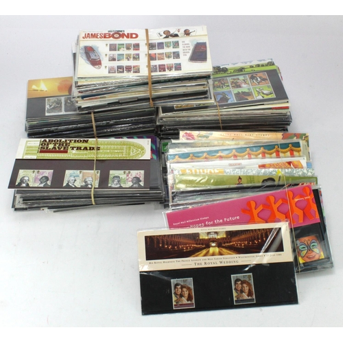 862 - GB - crate of Presentation Packs, 1980 to c2008. The majority being 1990's to 2007. Plus Collectors ... 