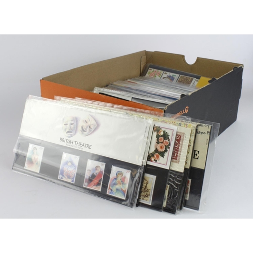 909 - GB - shoebox of Presentation Packs up to 2021, a good lot of up to date definitives, special issues ... 