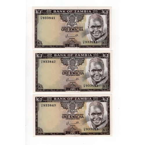 1078 - Zambia 1 Kwacha (3) issued 1976, a consecutively numbered run, serial 25/B 933841 - 25/B 933843 (TBB... 