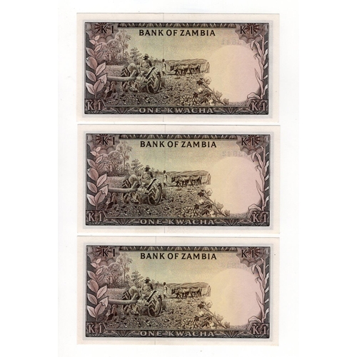 1078 - Zambia 1 Kwacha (3) issued 1976, a consecutively numbered run, serial 25/B 933841 - 25/B 933843 (TBB... 