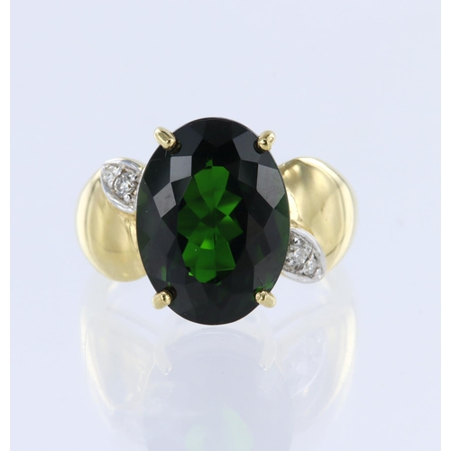 175 - 18ct yellow gold dress ring set with an oval chrome diopside measuring approx. 15mm x 11mm, with two... 