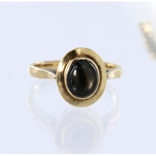 223 - 9ct yellow gold ring set with an oval black mother of pearl measuring approx. 8mm x 6mm, finger size... 