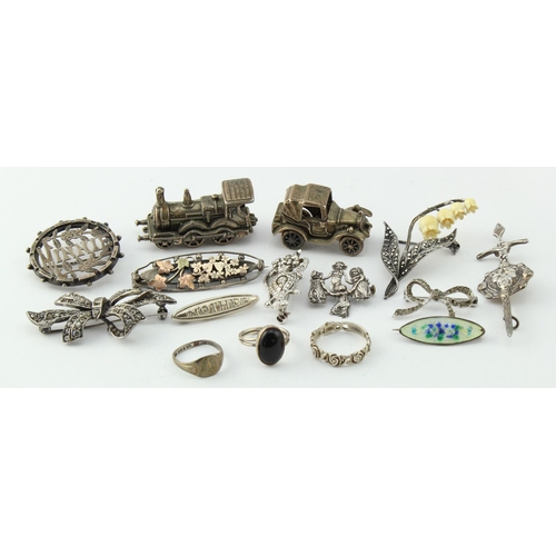 286 - Mixed lot of silver jewellery comprising ten brooches, three rings and two silver models (train and ... 