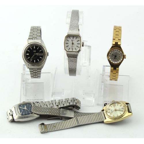 586 - Five ladies maual / automatic wristwatches. Includes Seiko 5 automatic along with three further Seik... 