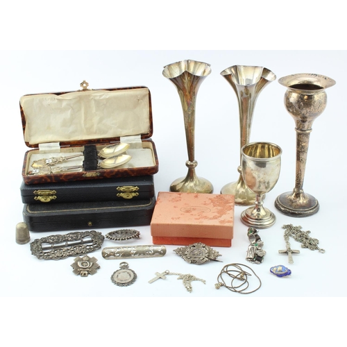 808 - Mixed silver. A group of various silver items, including two cased sets of teaspoons, flower vases, ... 