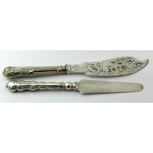 832 - Silver cake- lift - blade hallmarked for H.W. Sheffield 1900 and also hallmarked on the handle (mark... 