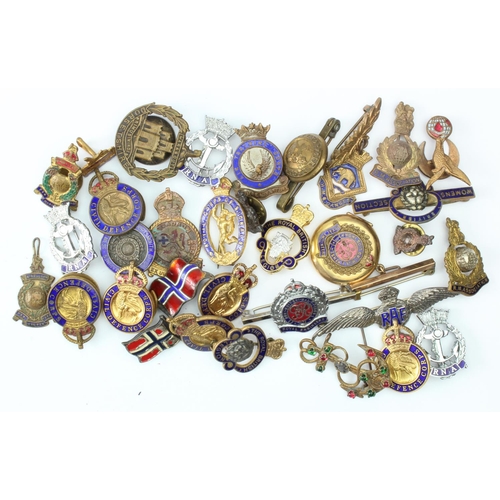 1092 - Badges bag of approx 33 sweetheart and lapel badges various regiments.