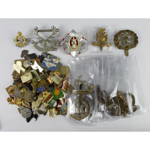 1152 - Cap Badges - small selection of approx 15x British badges, plus approx 50x Advertising pin badges (Q... 