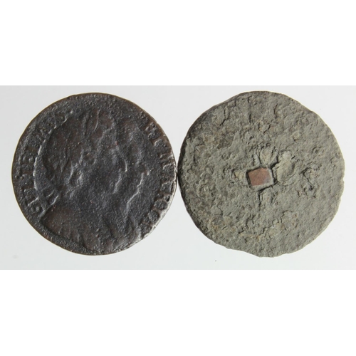 119 - Farthings (2) William & Mary: 1694 single exergue, broken barred A's in BRITANNIA, Peck 619 or 622, ... 