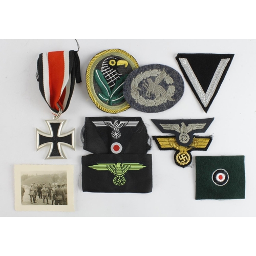 1264 - German interest, small job lot of German insignia, medal and photo.