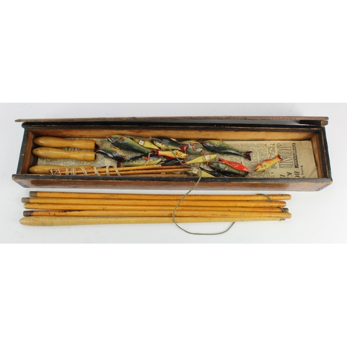 117 - Victorian / Edwardian wooden fishing game, including  fishing rods & seventeen fish, contained in co... 