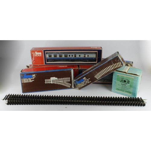 80 - O gauge. A collection of O gauge model railway, including boxed locomotive (Lima 6577, D6524), four ... 