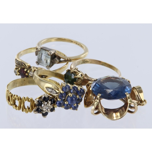 122 - Assortment of jewellery to include 9ct yellow gold diamond and sapphire cluster ring, nine cabochon ... 