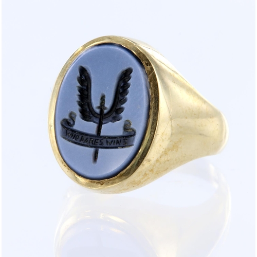 22 - 9ct yellow gold carved sardonyx signet ring, SAS logo crest engraving with 'Who dares wins' motto, t... 