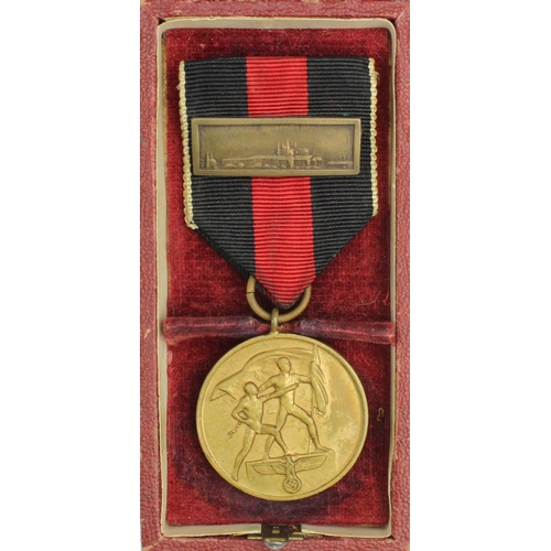 68 - German medal to Commemorate the 1 October 1938 with Prague bar for ribbon, and original case