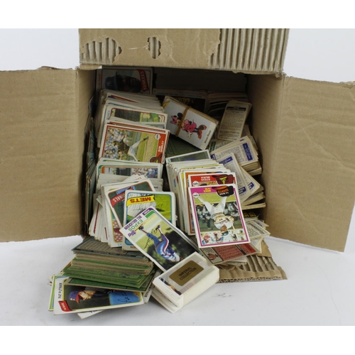 1233 - Box of loose gum type cards including Football and Baseball late 1970's early 1980s', plus other car... 