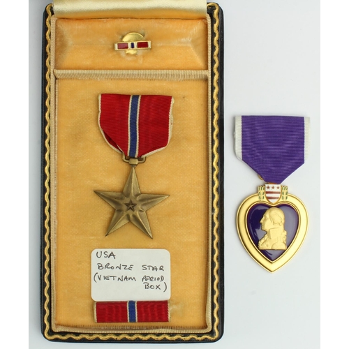 1583 - USA Bronze Star set in original Vietnam era case. With loose Purple Heart, both unnamed. (2)